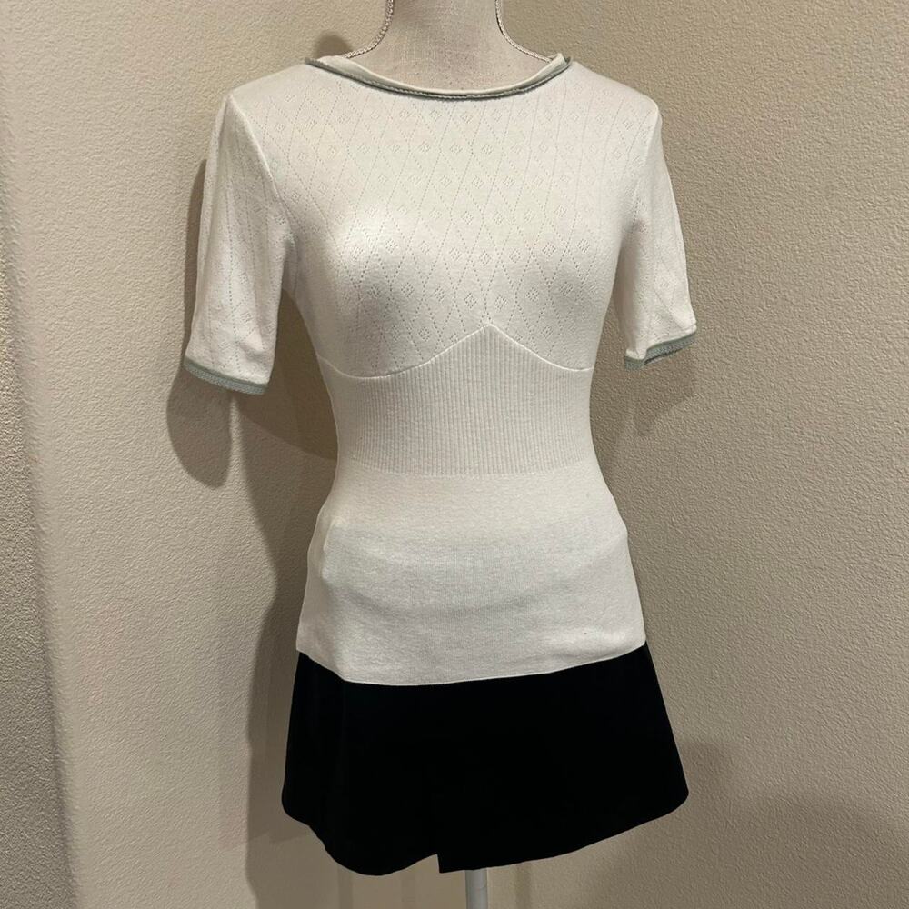 Perry Ellis white cotton elevated basic white fitted top. Size small